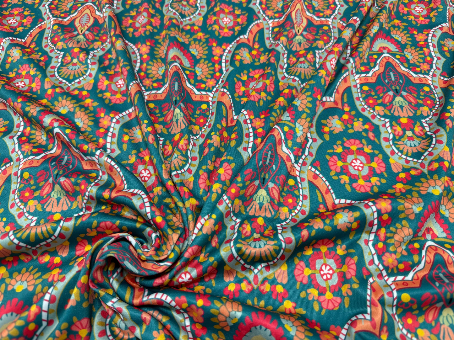 Hint Tarzı Çiçek Desenli Kumaş – Metre bazında Muslin, Poplin, Keten, Saten, Kot, Gabardin ve Su Geçirmez Paraşüt Kumaşı mevcuttur