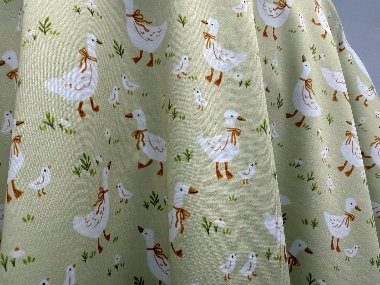 Yeşil Çiçek ve Ördek Baskı Kumaş - Lüks Transfer Baskılı Saten, Müslin, Poplin, Keten, Saten ve Denim Üzerine Mevcut - Özelleştirilebilir