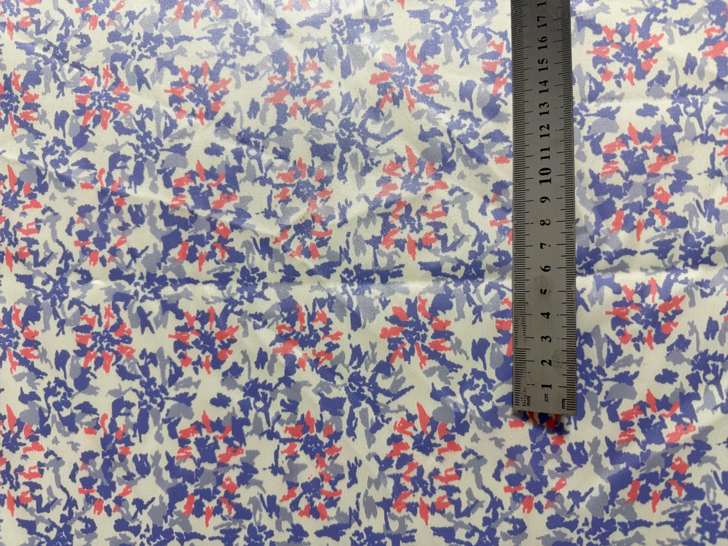 Soyut Çiçekli Kamuflaj Kumaş – Metre ile Muslin, Poplin, Keten, Saten, Kot ve Daha Fazlasına Basılmış Mavi Kırmızı Krem Tasarım