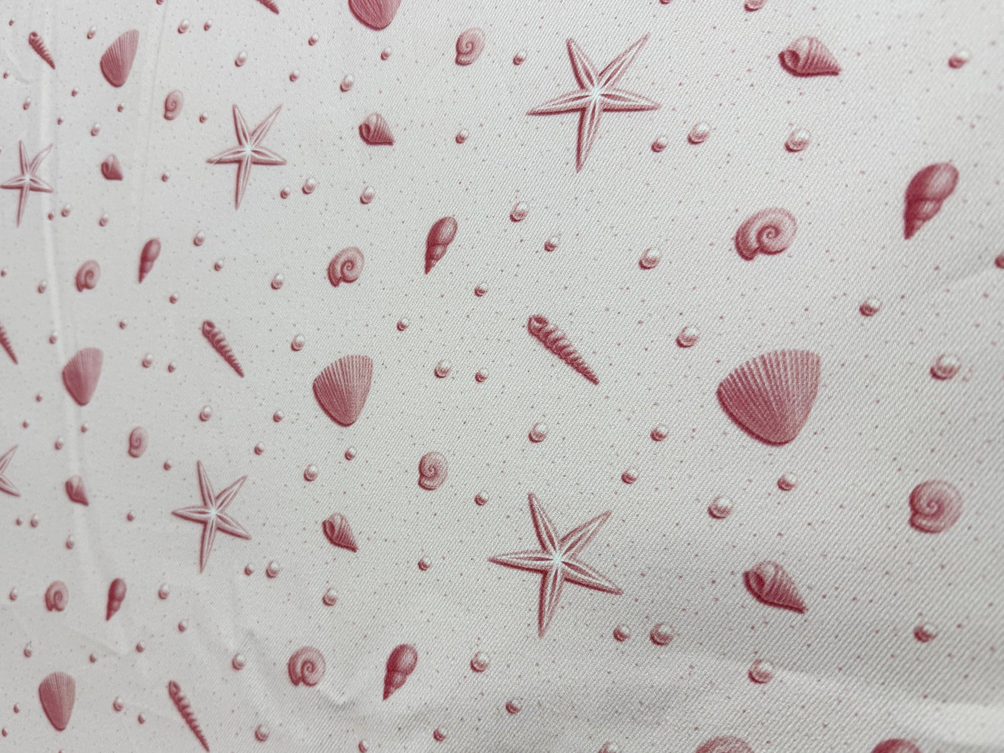 Pembe Deniz Kabuğu ve Deniz Yıldızı Desenli Kumaş – Özel Baskılı – Muslin, Poplin, Keten, Saten, Kot, Gabardin ve Su Geçirmez Seçenekler