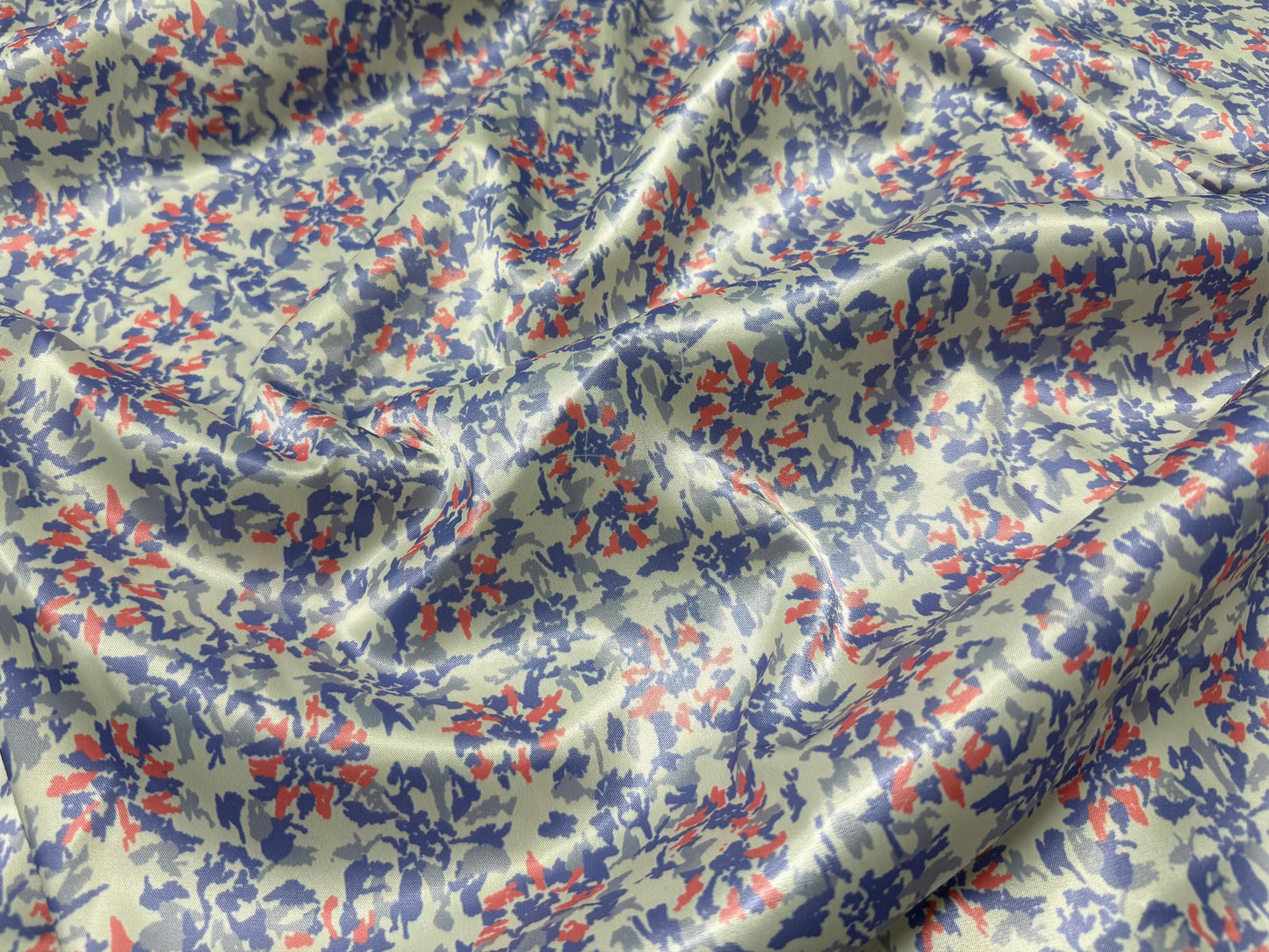 Soyut Çiçekli Kamuflaj Kumaş – Metre ile Muslin, Poplin, Keten, Saten, Kot ve Daha Fazlasına Basılmış Mavi Kırmızı Krem Tasarım