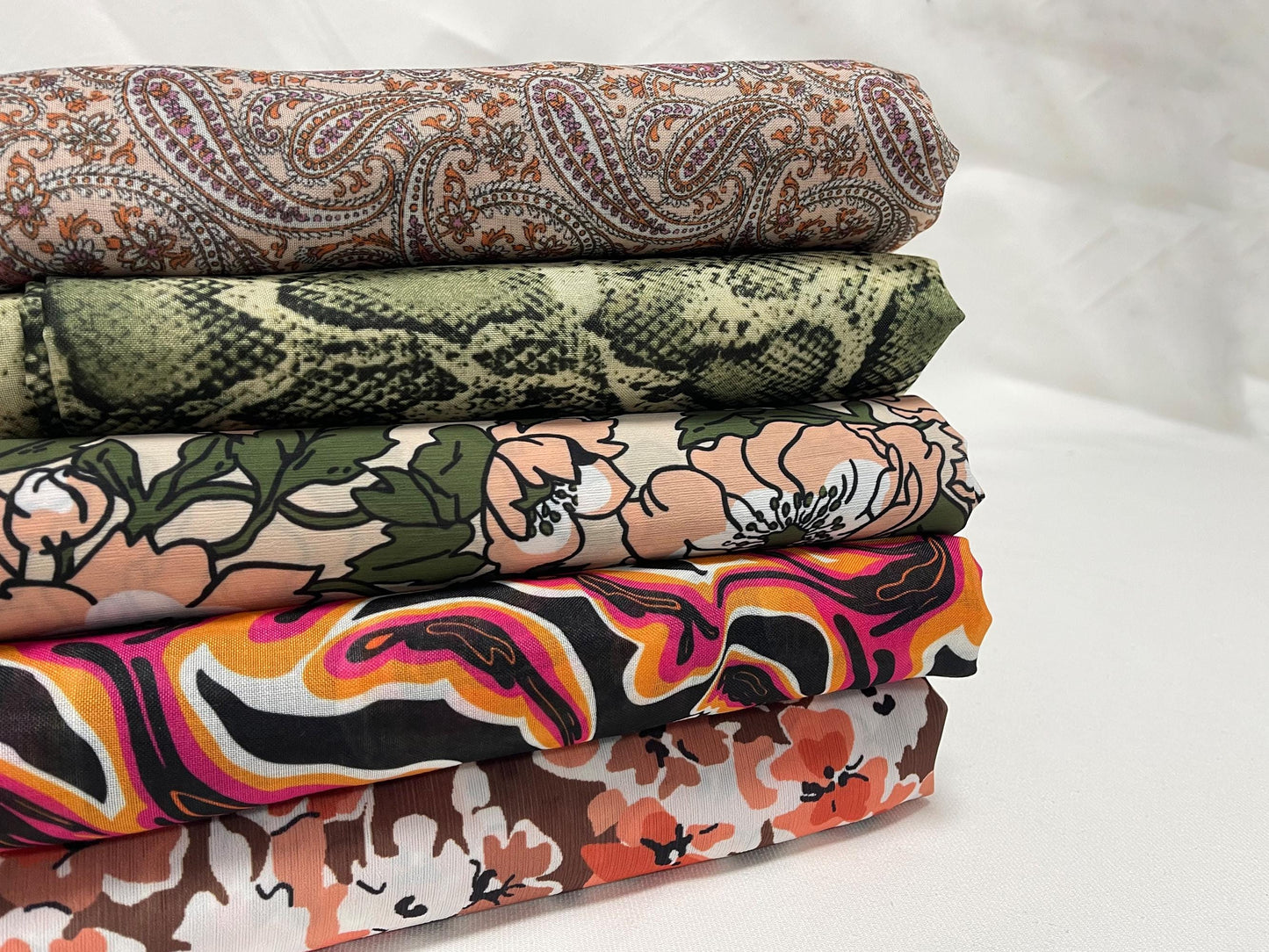 Yoryo Saten Kumaş – Yumuşak ve Zarif Polyester Saten – Paisley, Yılan Derisi Deseni, Şakayık, Dinamik İnsan, Çiçek Desenleri, 150 cm genişliğinde