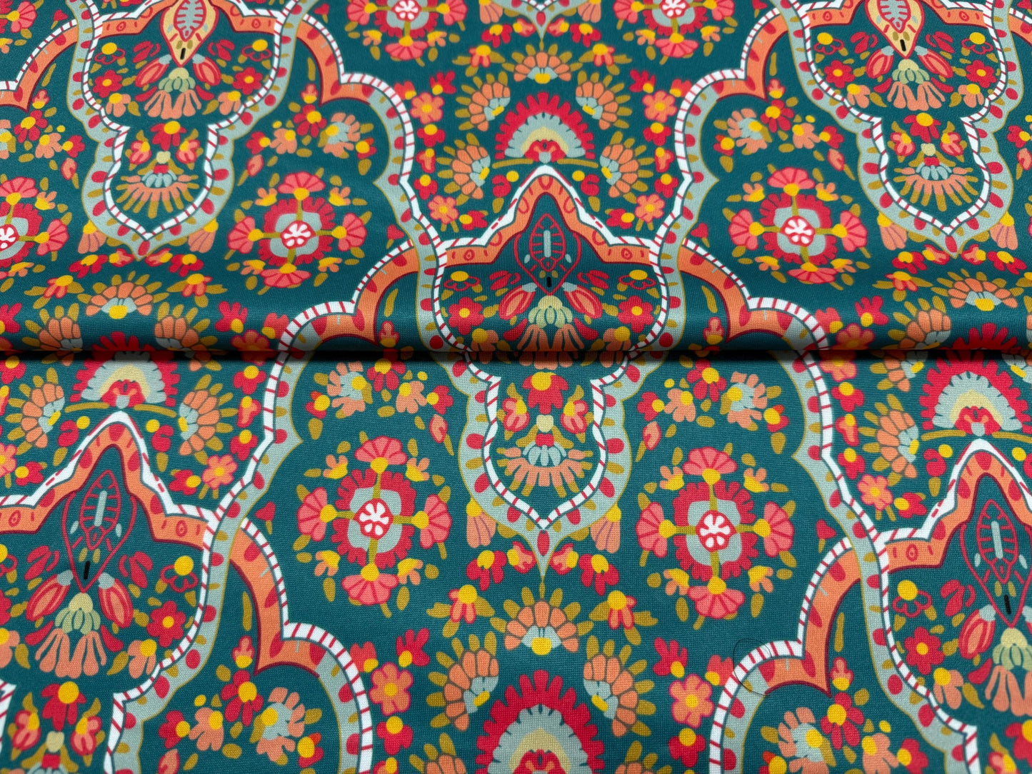 Hint Tarzı Çiçek Desenli Kumaş – Metre bazında Muslin, Poplin, Keten, Saten, Kot, Gabardin ve Su Geçirmez Paraşüt Kumaşı mevcuttur