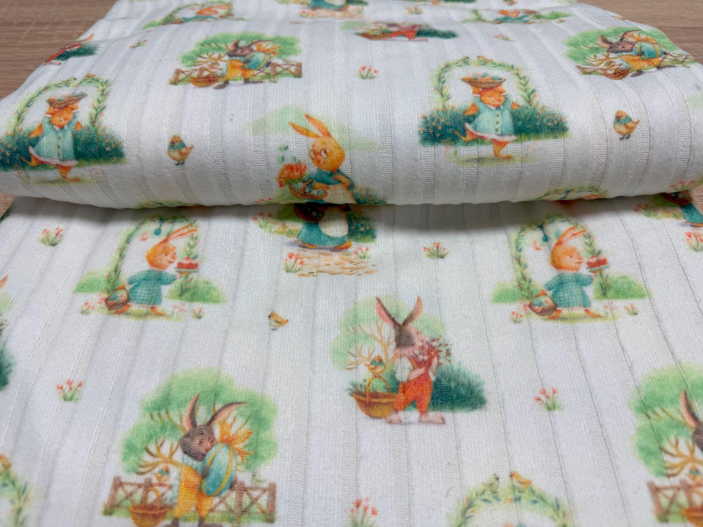 Tavşan ve Bitki Desenli Kumaş - Pamuk-Polyester Karışımı - El Sanatları, Terzilik ve Ev Dekorasyonu için Transfer Baskı Kumaş, 148 cm genişliğinde