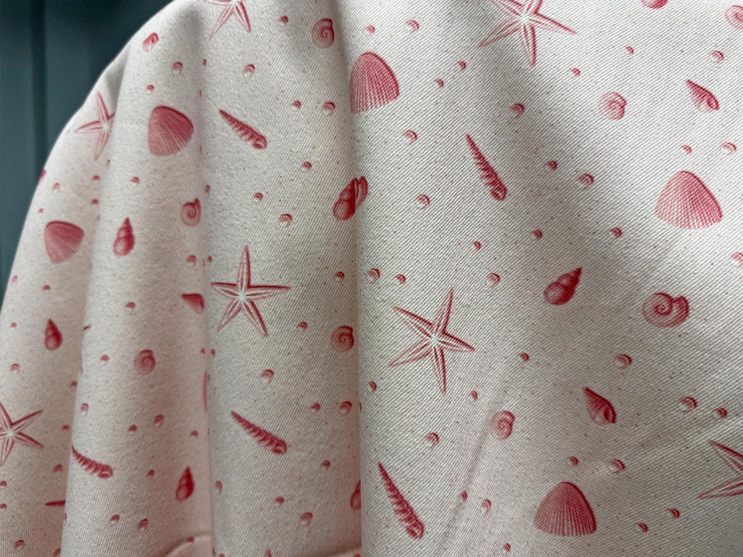 Pembe Deniz Kabuğu ve Deniz Yıldızı Desenli Kumaş – Özel Baskılı – Muslin, Poplin, Keten, Saten, Kot, Gabardin ve Su Geçirmez Seçenekler