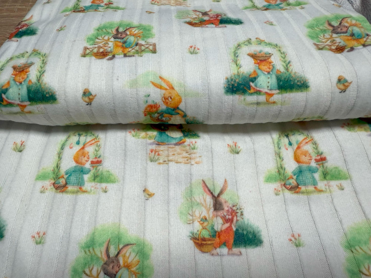 Tavşan ve Bitki Desenli Kumaş - Pamuk-Polyester Karışımı - El Sanatları, Terzilik ve Ev Dekorasyonu için Transfer Baskı Kumaş, 148 cm genişliğinde