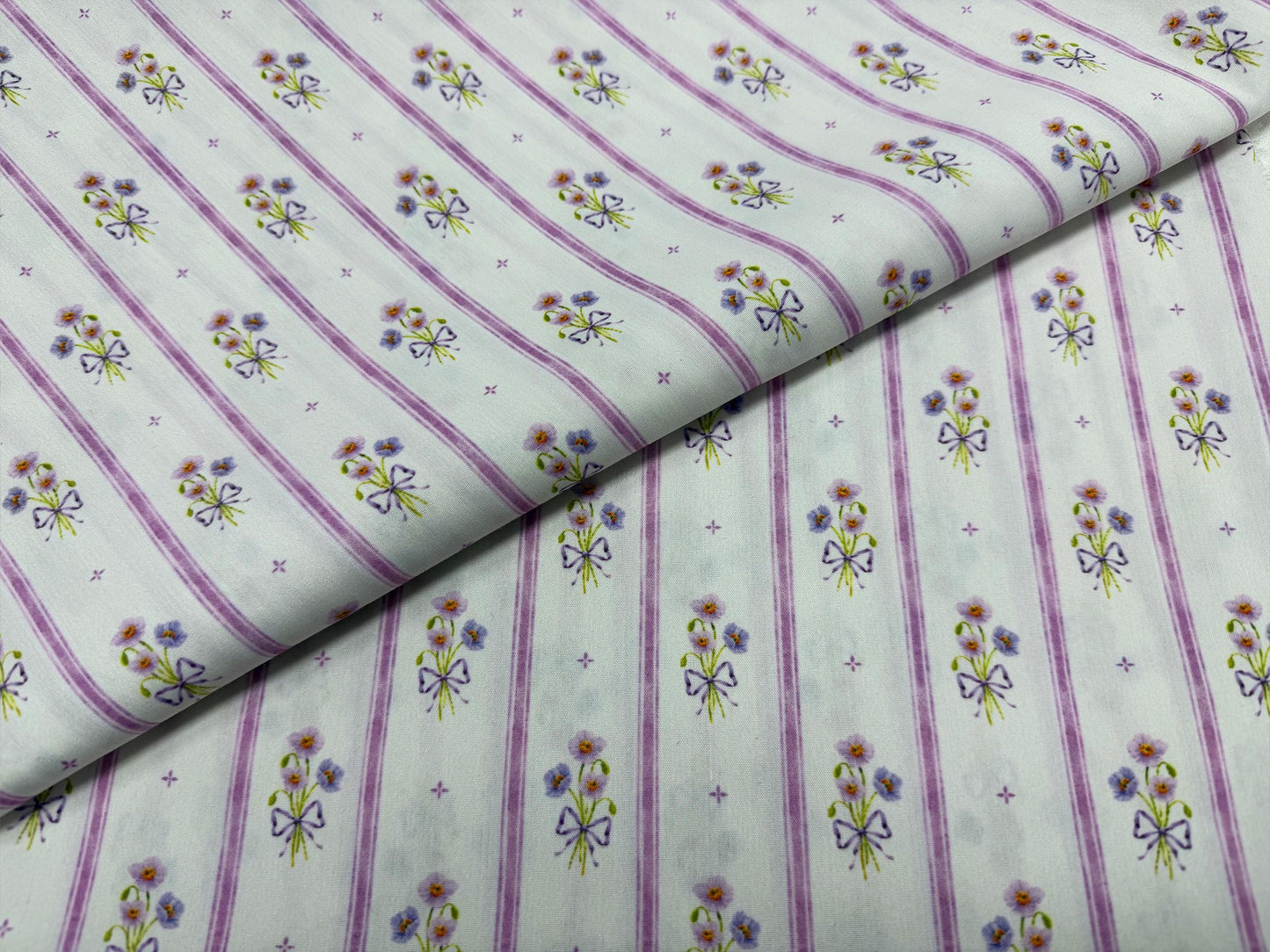 Mor Çizgili ve Çiçek Desenli Kumaş – Dikiş ve Kendin Yap Projeleri için Muslin, Poplin, Keten, Saten ve Kot Üzerine Özel Baskı