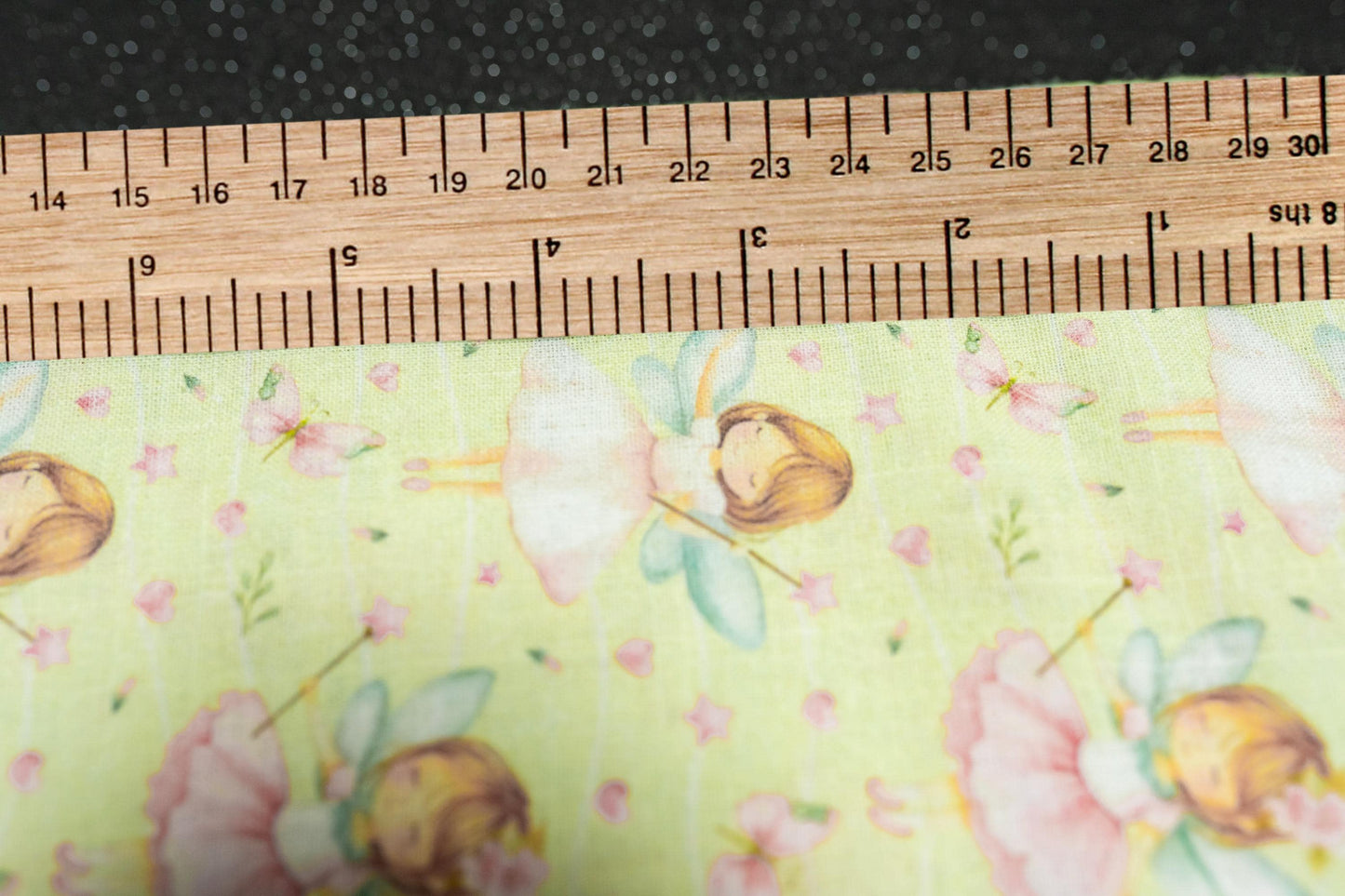 Pembe Periler, Yıldızlar ve Kelebekler ile Yeşil Keten Kumaş - El Sanatları, Terzilik ve Ev Dekorasyonu için Baskılı Keten Kumaş, 148 cm genişliğinde