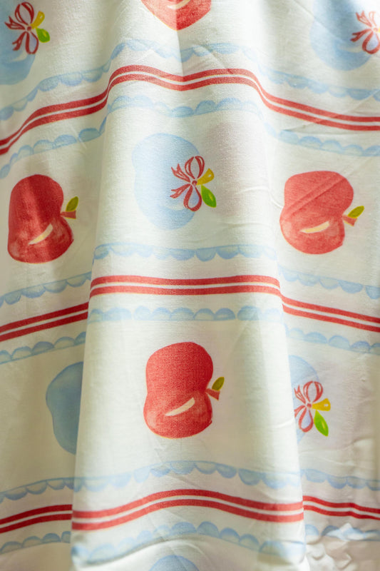 Kırmızı ve Mavi Çizgili Elma Baskı Pamuklu Poplin Kumaş - Pigment Baskı - El Sanatları, Terzilik ve Ev Dekorasyonu için Poplin, 148 cm genişliğinde