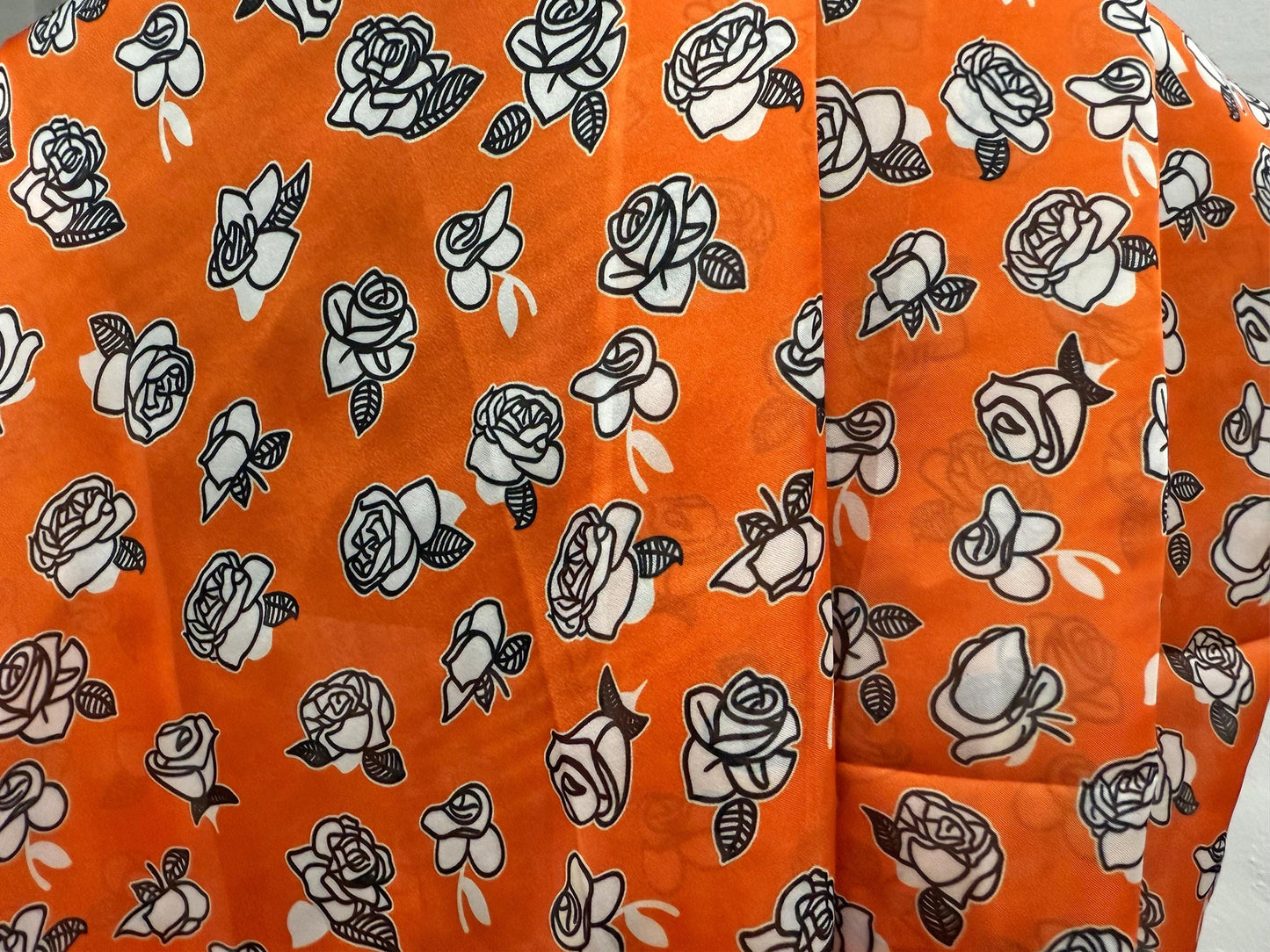 Turuncu Gül Desenli Kumaş – Muslin, Poplin, Keten, Saten, Kot, Gabardin ve Su Geçirmez Paraşüt Üzerine Özel Baskı – Dikiş, El Sanatları için