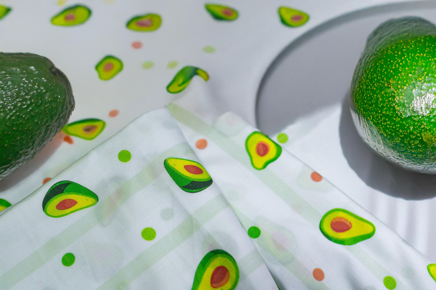 Avokado Baskı Pamuk Saten Kumaş - Beyaz Arka Plan, Pigment Baskı, El Sanatları ve Terzilik için Çok Yönlü, 148 cm genişliğinde