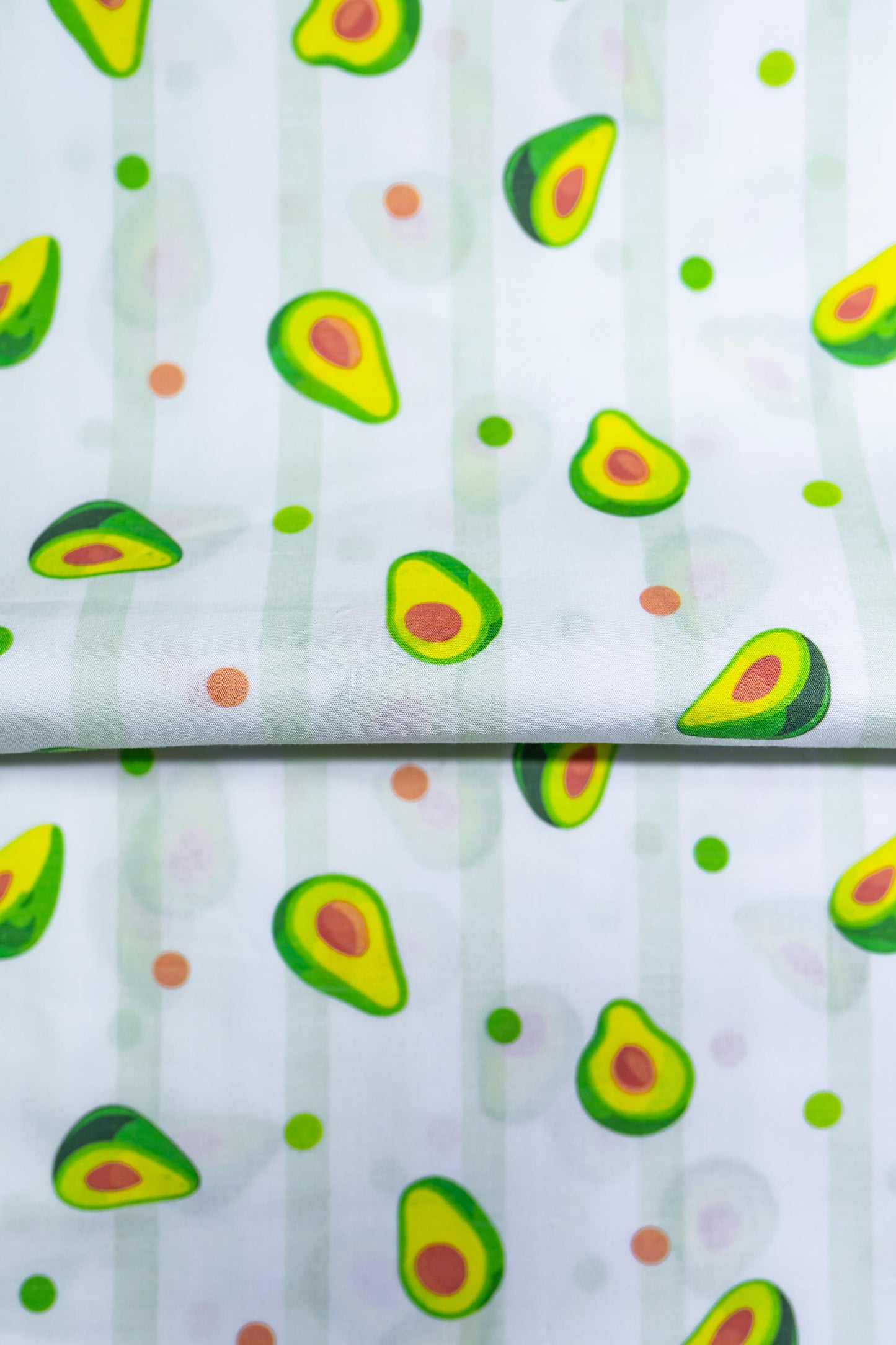 Avokado Baskı Pamuk Saten Kumaş - Beyaz Arka Plan, Pigment Baskı, El Sanatları ve Terzilik için Çok Yönlü, 148 cm genişliğinde