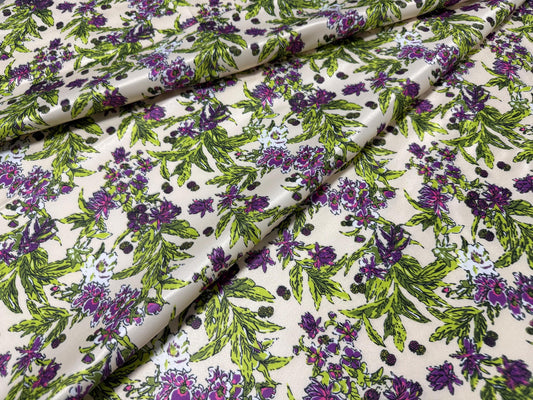 Mor Çiçeklerle Çiçek Desenli Kumaş – Muslin, Poplin, Keten, Saten, Kot, Gabardin ve Su Geçirmez Kumaş Üzerine Özel Baskı