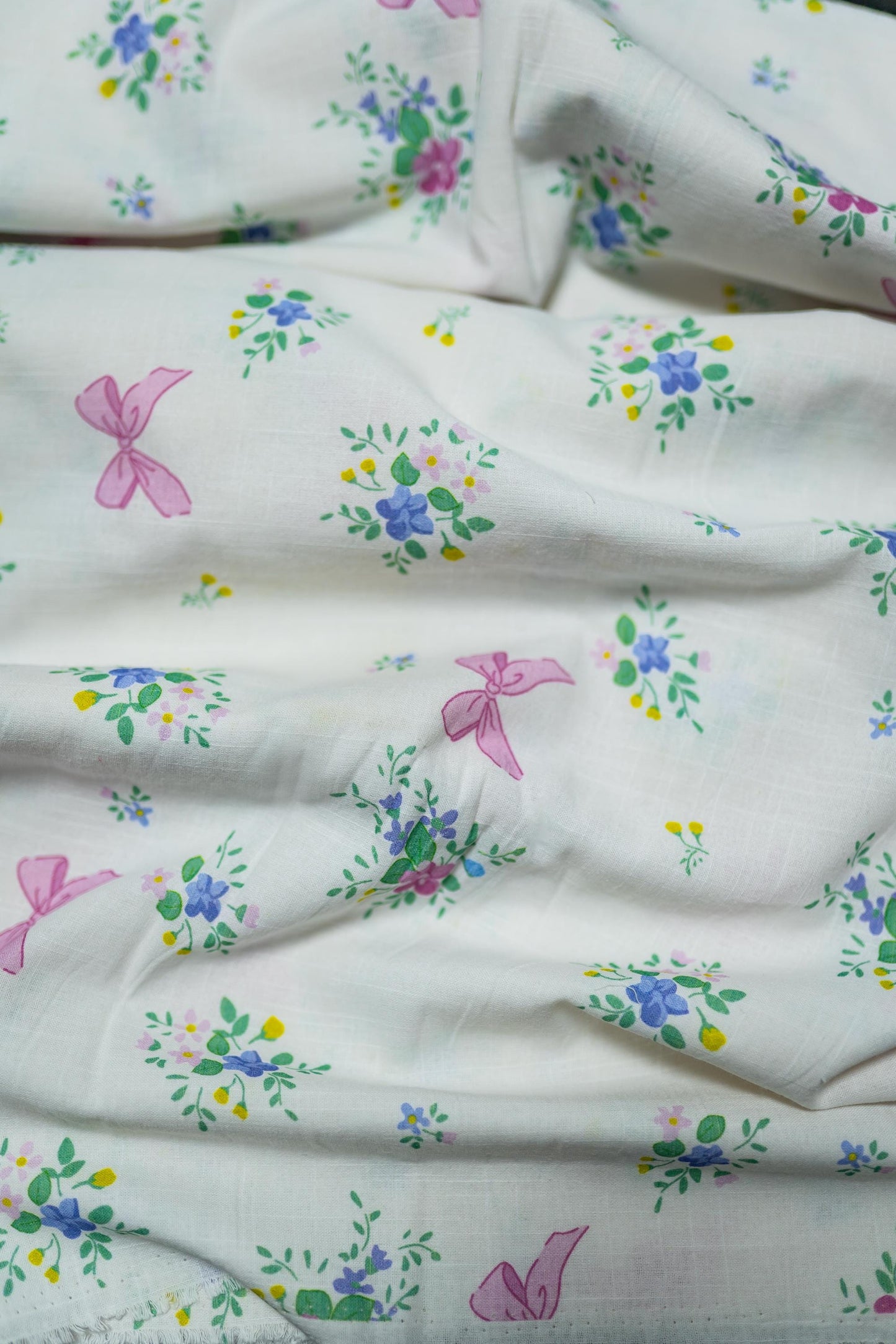 Pembe Kurdele ve Renkli Çiçeklerle Çiçekli Keten Kumaş - Yumuşak, Nefes Alabilir ve Kendin Yap Dikiş ve El Sanatları Projeleri için Mükemmel, 148 cm genişliğinde