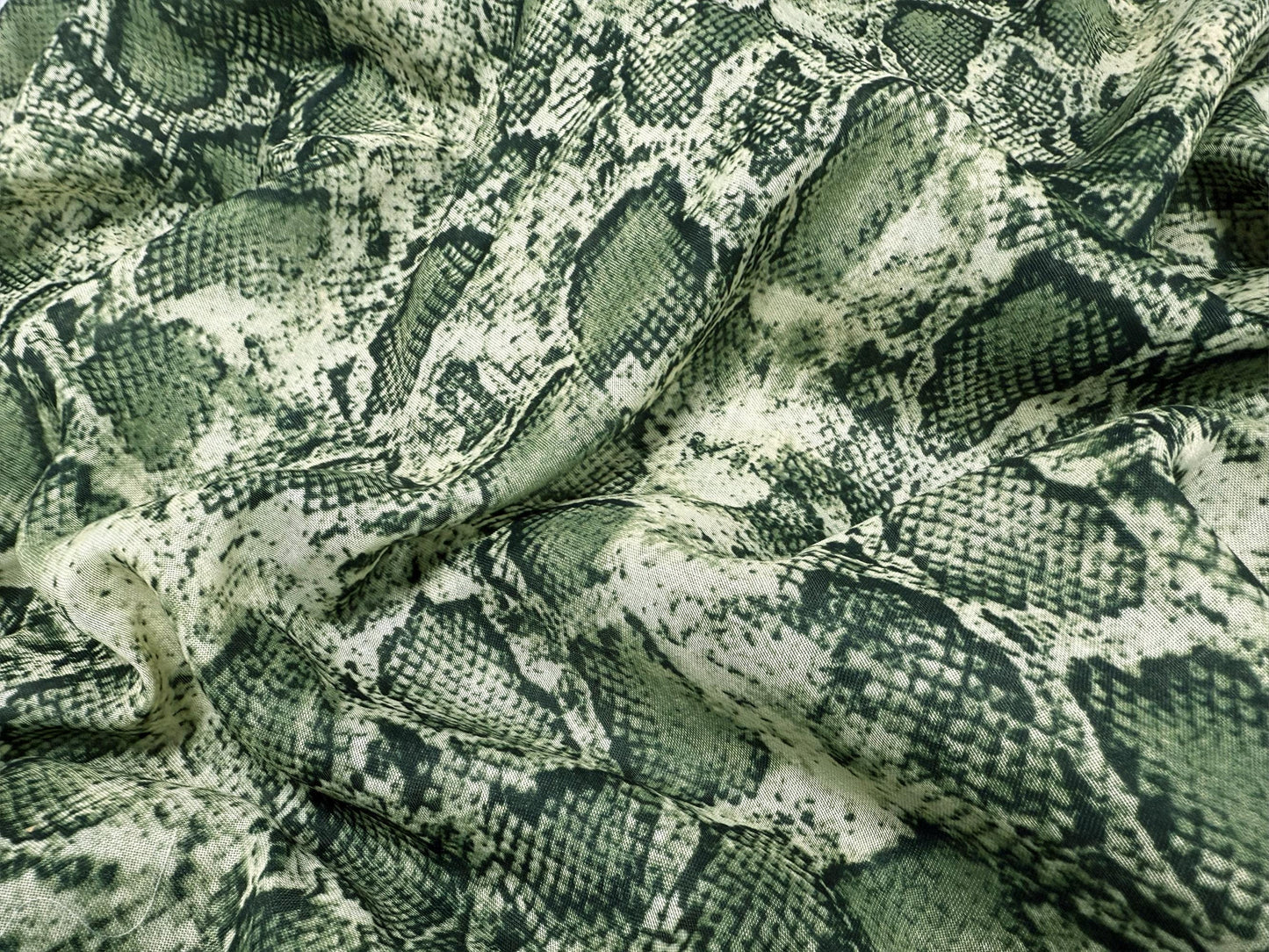 Yeşil Yılan Desenli Kumaş – Muslin, Poplin, Keten, Saten, Kot, Gabardin ve Su Geçirmez Paraşüt Kumaşlarında Mevcut Özel Tekstil – Kapitone
