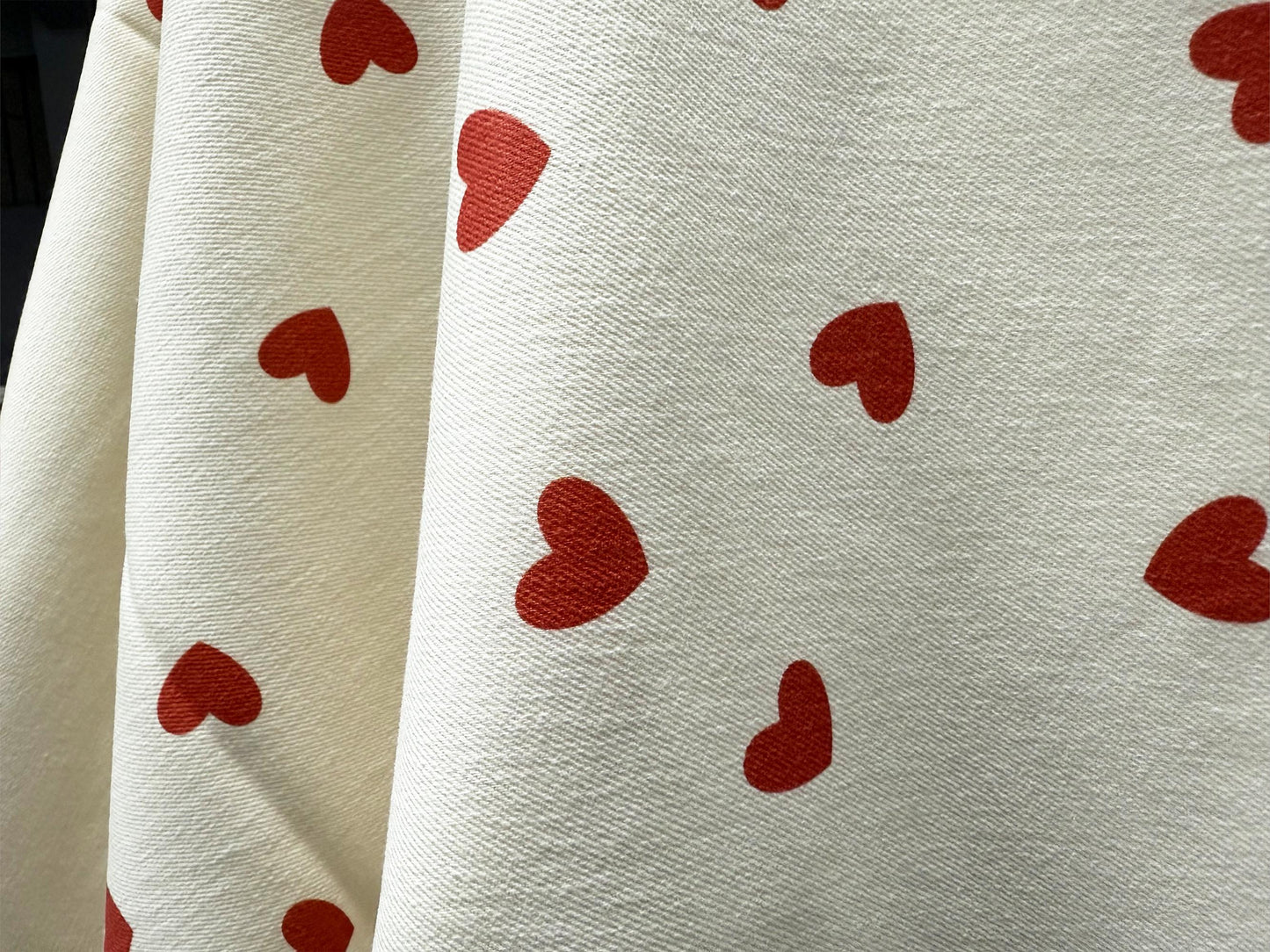 Tatlı Kalp Desenli Kumaş Çeşitli Yönlerde – Özel Baskılı – Muslin, Poplin, Keten, Saten, Kot, Gabardin, Su Geçirmez Kumaş