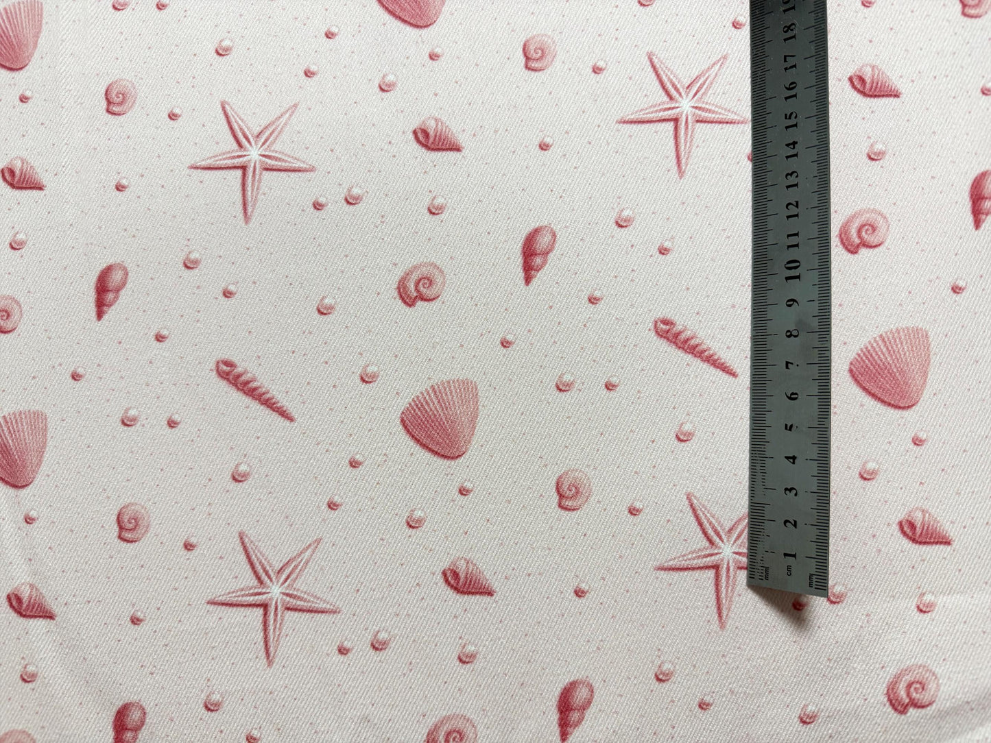 Pembe Deniz Kabuğu ve Deniz Yıldızı Desenli Kumaş – Özel Baskılı – Muslin, Poplin, Keten, Saten, Kot, Gabardin ve Su Geçirmez Seçenekler