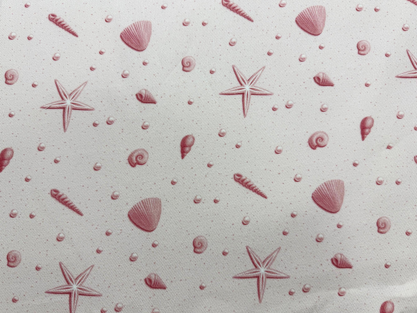 Pembe Deniz Kabuğu ve Deniz Yıldızı Desenli Kumaş – Özel Baskılı – Muslin, Poplin, Keten, Saten, Kot, Gabardin ve Su Geçirmez Seçenekler