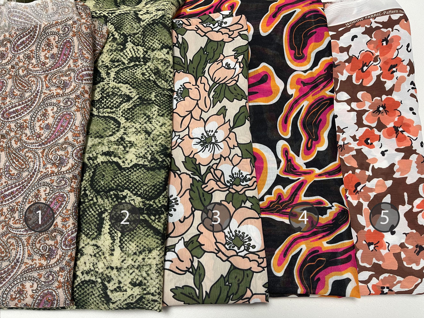 Yoryo Saten Kumaş – Yumuşak ve Zarif Polyester Saten – Paisley, Yılan Derisi Deseni, Şakayık, Dinamik İnsan, Çiçek Desenleri, 150 cm genişliğinde