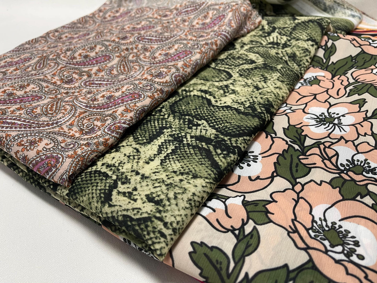 Yoryo Saten Kumaş – Yumuşak ve Zarif Polyester Saten – Paisley, Yılan Derisi Deseni, Şakayık, Dinamik İnsan, Çiçek Desenleri, 150 cm genişliğinde