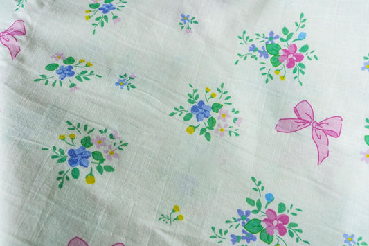 Pembe Kurdele ve Renkli Çiçeklerle Çiçekli Keten Kumaş - Yumuşak, Nefes Alabilir ve Kendin Yap Dikiş ve El Sanatları Projeleri için Mükemmel, 148 cm genişliğinde