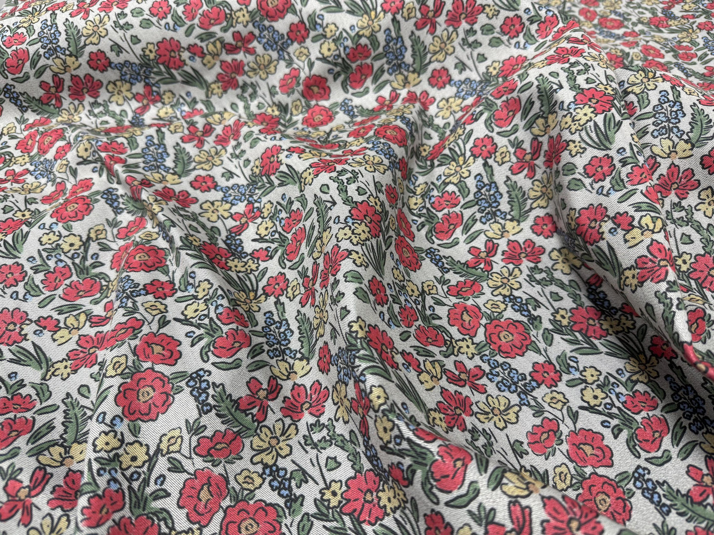 Çiçekli Kumaş – Kendin Yap, Döşeme ve Giyim için Muslin, Poplin, Keten, Saten ve Kot Kumaşlara Özel Baskı – Kırmızı ve Sarı Çiçekler