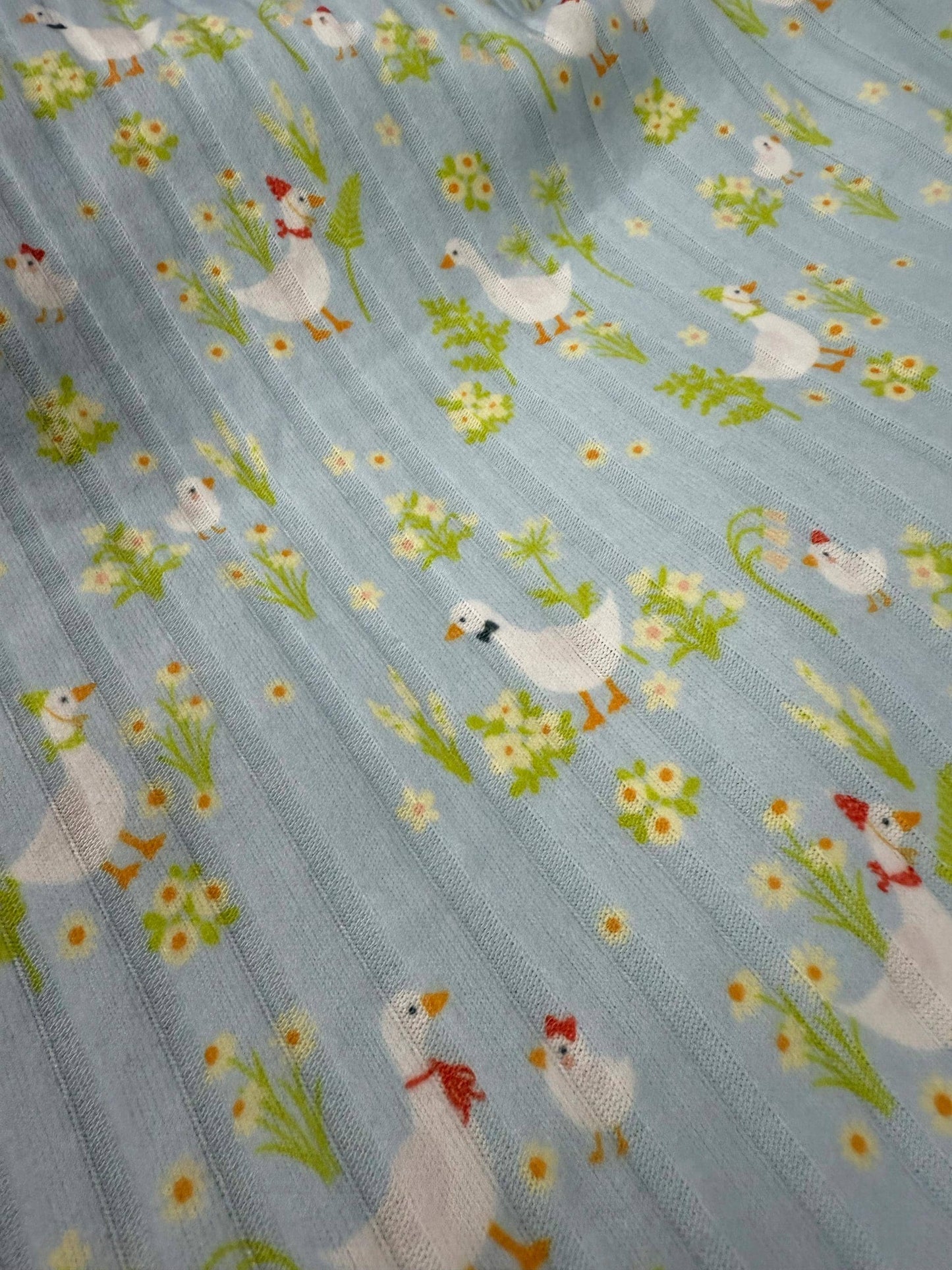 Mavi Çiçekli Ördek Desenli Kumaş – Muslin, Poplin, Keten, Saten, Kot, Gabardin, Su Geçirmez Kumaş Üzerine Özel Baskı – Dikiş ve El Sanatları