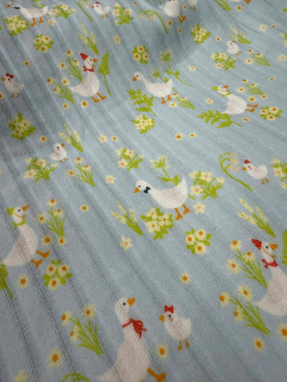 Mavi Çiçekli Ördek Desenli Kumaş – Muslin, Poplin, Keten, Saten, Kot, Gabardin, Su Geçirmez Kumaş Üzerine Özel Baskı – Dikiş ve El Sanatları