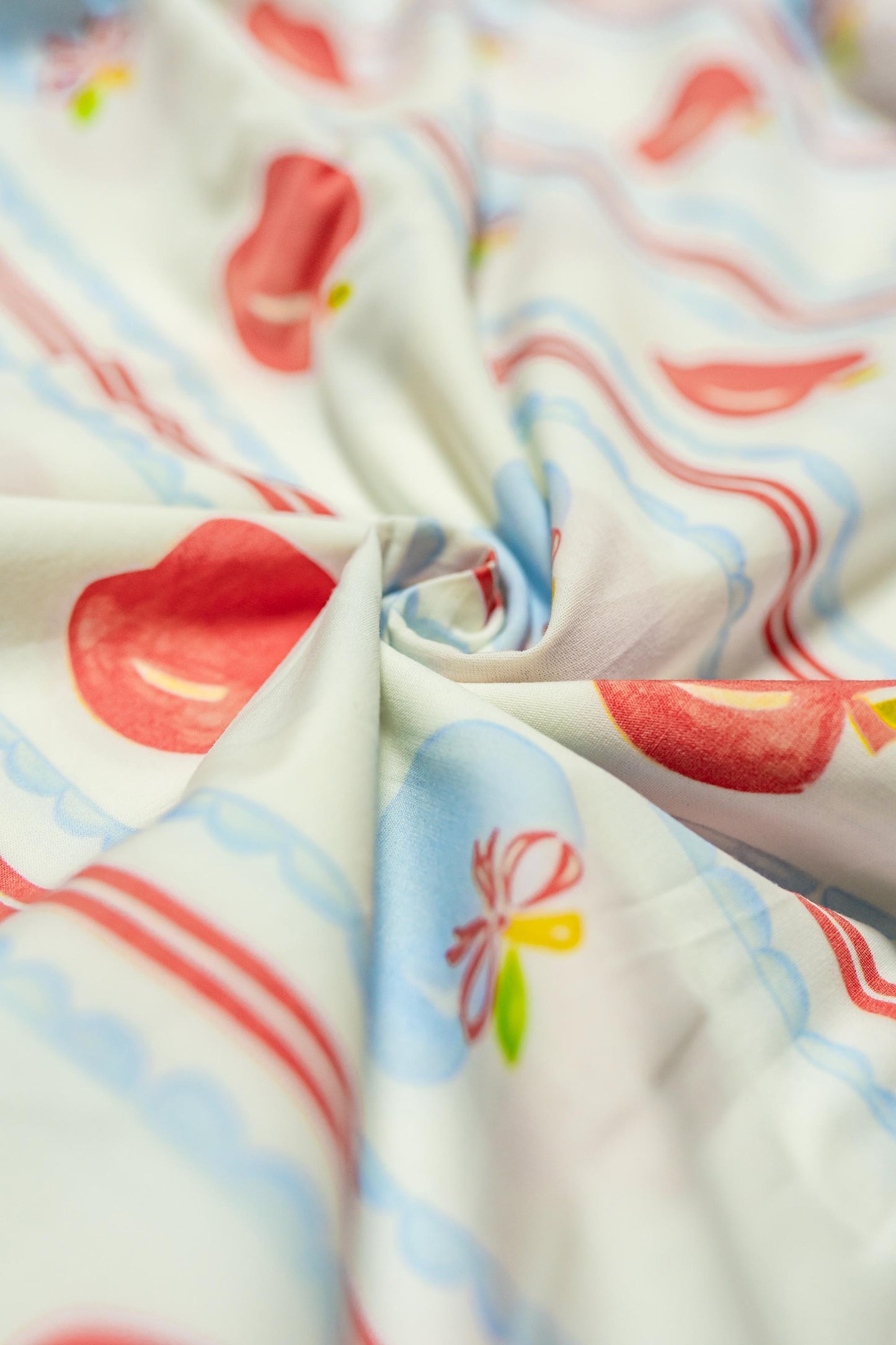 Kırmızı ve Mavi Çizgili Elma Baskı Pamuklu Poplin Kumaş - Pigment Baskı - El Sanatları, Terzilik ve Ev Dekorasyonu için Poplin, 148 cm genişliğinde