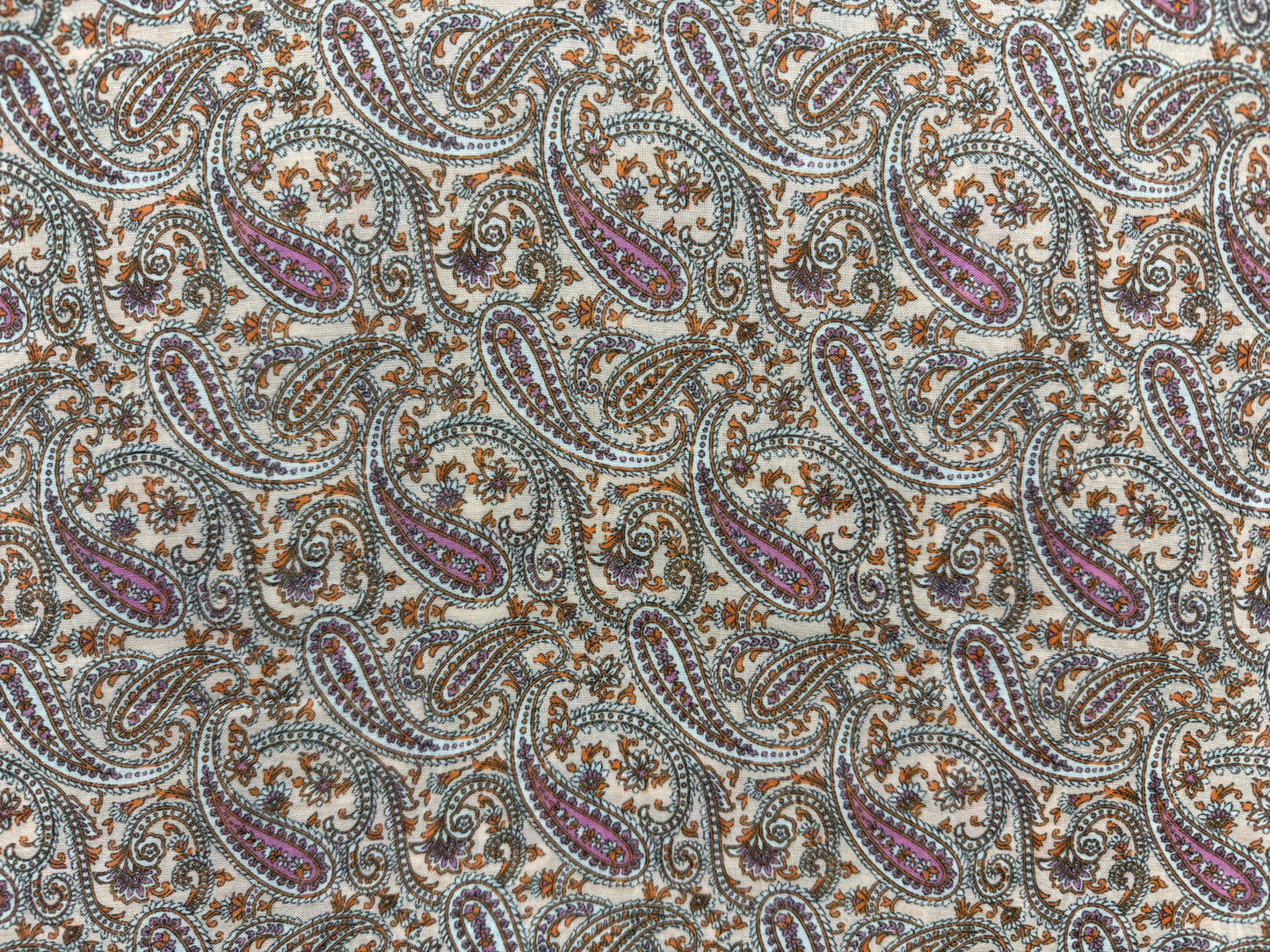 Yoryo Saten Kumaş – Yumuşak ve Zarif Polyester Saten – Paisley, Yılan Derisi Deseni, Şakayık, Dinamik İnsan, Çiçek Desenleri, 150 cm genişliğinde