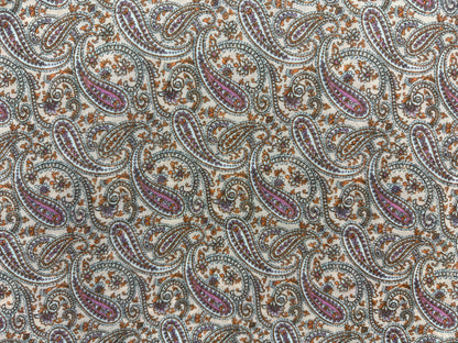 Yoryo Saten Kumaş – Yumuşak ve Zarif Polyester Saten – Paisley, Yılan Derisi Deseni, Şakayık, Dinamik İnsan, Çiçek Desenleri, 150 cm genişliğinde