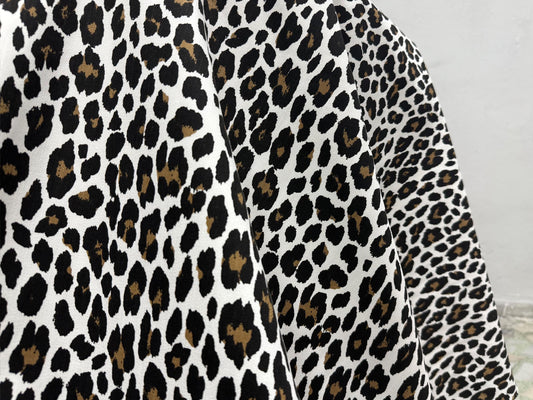 Leopar Desenli Pamuklu Kumaş – %100 Pamuk, Döşemelik, Ceketler, Pantolonlar, Çantalar ve Daha Fazlası için Dayanıklı ve Şık, 51" genişliğinde
