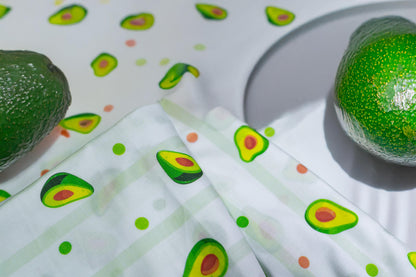 Avokado Baskı Pamuk Saten Kumaş - Beyaz Arka Plan, Pigment Baskı, El Sanatları ve Terzilik için Çok Yönlü, 148 cm genişliğinde