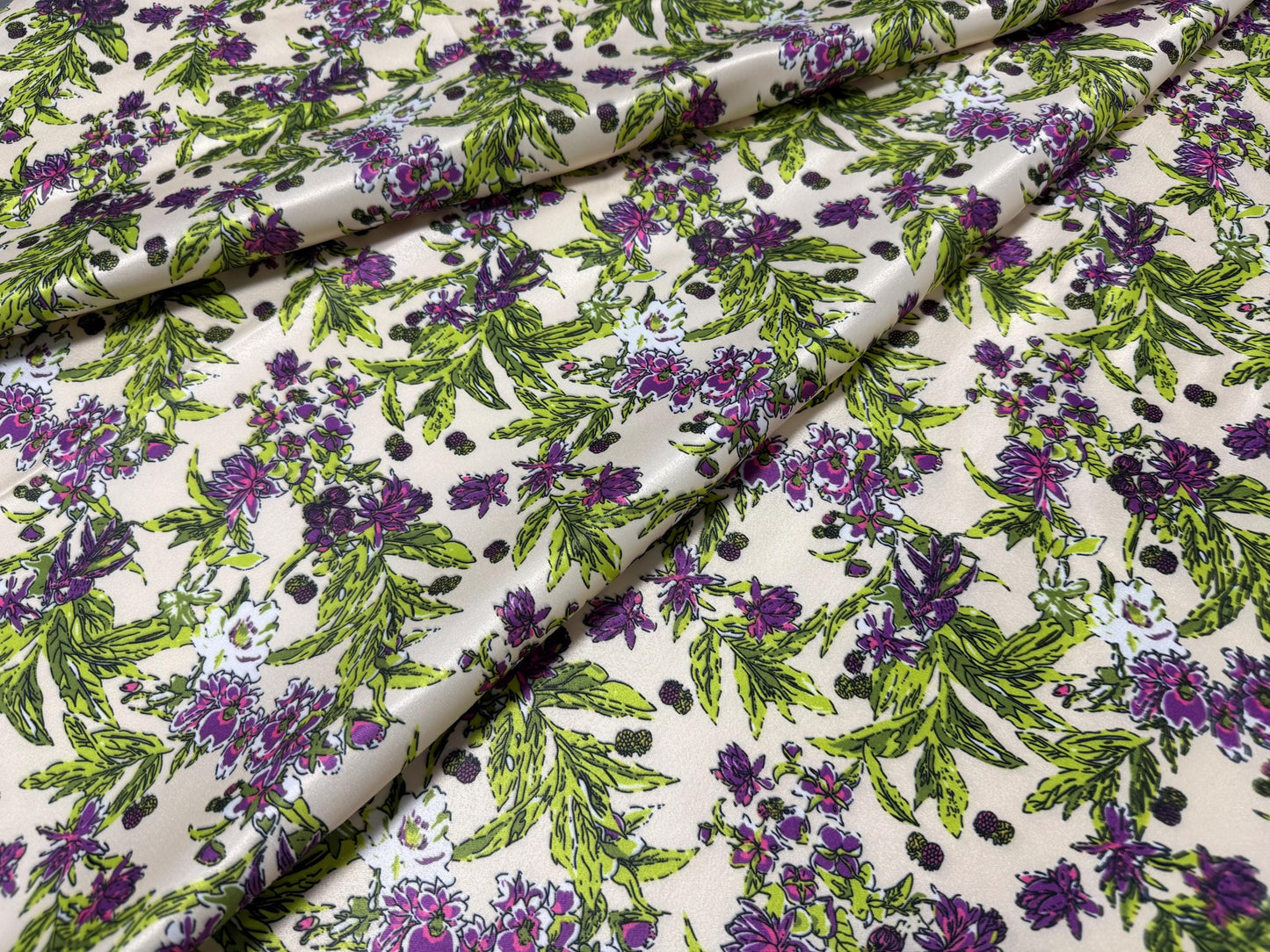 Mor Çiçeklerle Çiçek Desenli Kumaş – Muslin, Poplin, Keten, Saten, Kot, Gabardin ve Su Geçirmez Kumaş Üzerine Özel Baskı