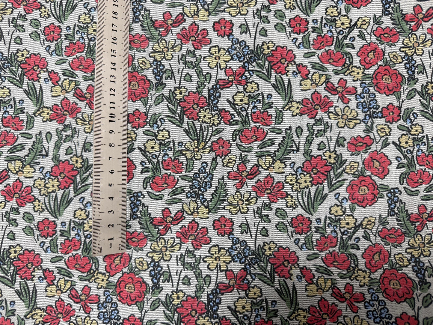 Çiçekli Kumaş – Kendin Yap, Döşeme ve Giyim için Muslin, Poplin, Keten, Saten ve Kot Kumaşlara Özel Baskı – Kırmızı ve Sarı Çiçekler