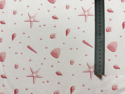 Pembe Deniz Kabuğu ve Deniz Yıldızı Desenli Kumaş – Özel Baskılı – Muslin, Poplin, Keten, Saten, Kot, Gabardin ve Su Geçirmez Seçenekler
