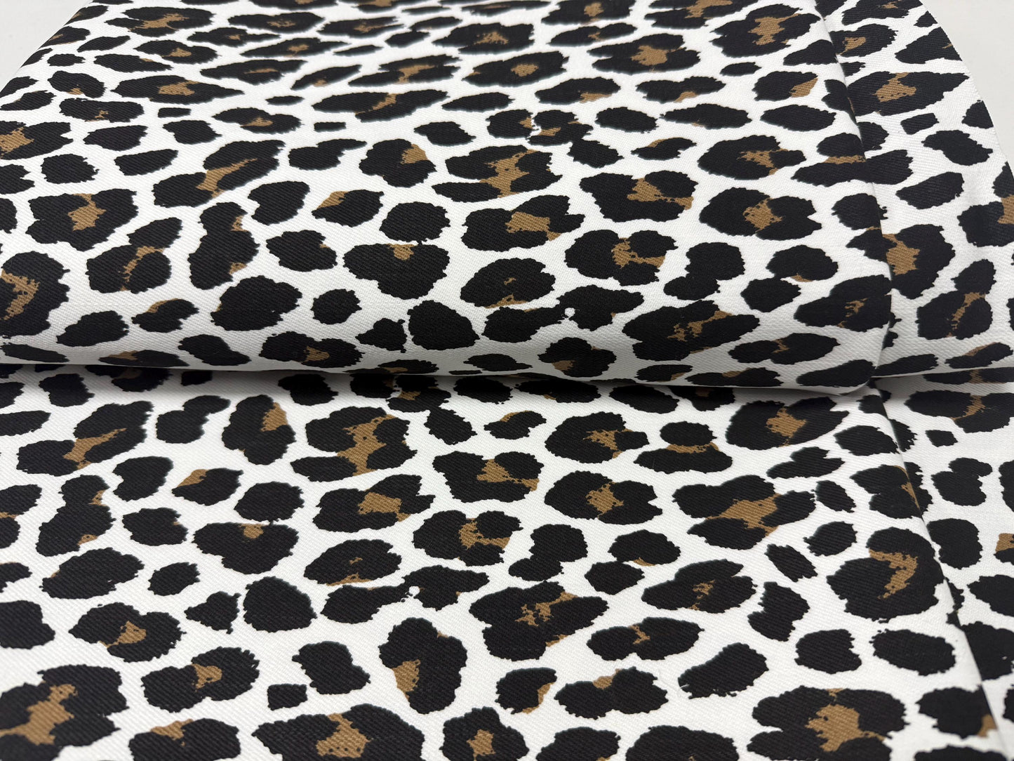 Leopar Desenli Pamuklu Kumaş – %100 Pamuk, Döşemelik, Ceketler, Pantolonlar, Çantalar ve Daha Fazlası için Dayanıklı ve Şık, 51" genişliğinde